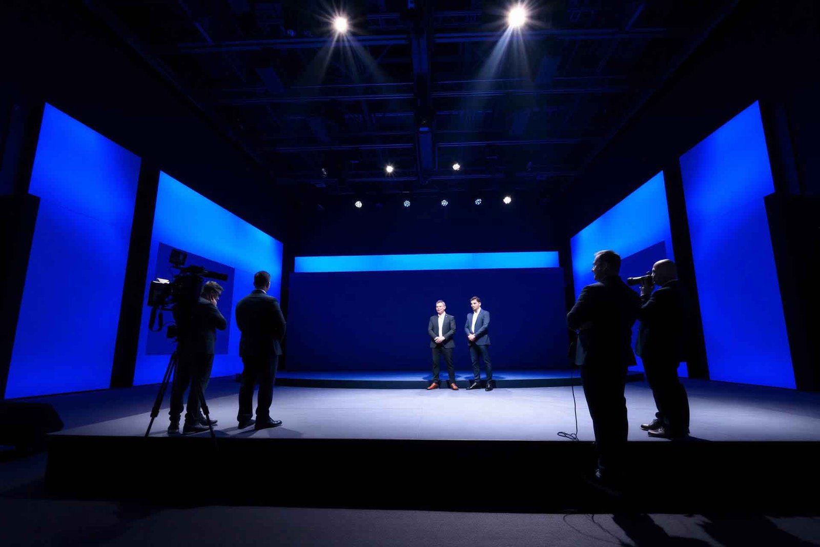 Evento corporativo con luces azules y estética premium para GEDDE CORP.